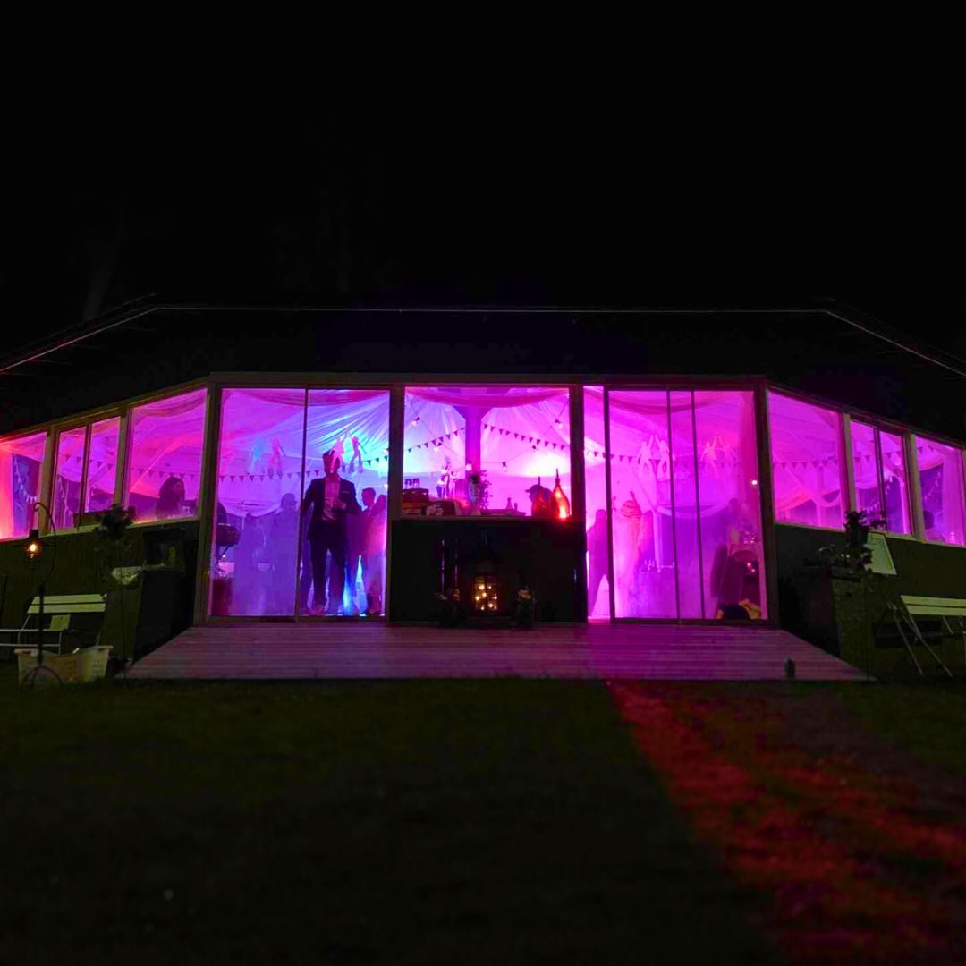 Festlokal upplyst med färgstark festbelysning i Dalarna